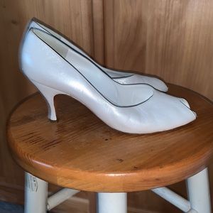 Bruno MAGLI pearl white leather peep toe 3” heels kidskin made in Italy size 39